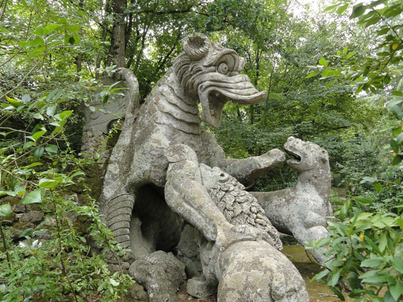 Parco dei Mostri, Bomarzo, il Drago in lotta con delle fiere